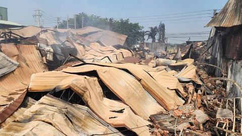 Mái tôn đổ sụp sau vụ cháy - Ảnh: NGỌC KHẢI Mái tôn đổ sụp sau vụ cháy - Ảnh: NGỌC KHẢI