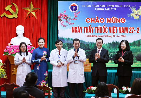 Chủ tịch nước: Hơn 11.400 trạm y tế xã, phường là tuyến đầu quan trọng bảo vệ sức khỏe người dân- Ảnh 3. Chủ tịch nước tặng quà Trung tâm Y tế huyện Thanh Liêm nhân kỷ niệm Ngày Thầy thuốc Việt Nam - Ảnh: TTXVN