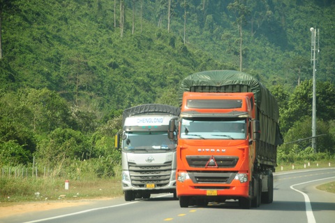 Xe tải chạy như rùa bò trên cao tốc Cam Lộ - La Sơn- Ảnh 5. Xe tải chạy chậm khiến xe đi sau nôn nóng vượt lên chắn toàn bộ bề ngang lòng đường