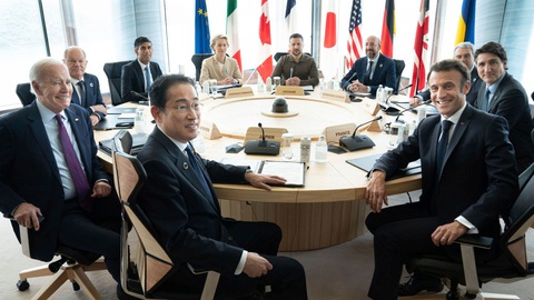 G7 tuyên bố đe dọa của Nga về vũ khí hạt nhân là vô trách nhiệm, không thể chấp nhận- Ảnh 1. Tổng thống Ukraine Zelensky (ngồi giữa) chụp ảnh cùng các lãnh đạo G7 trong cuộc gặp tại Nhật Bản năm 2023 - Ảnh: AFP