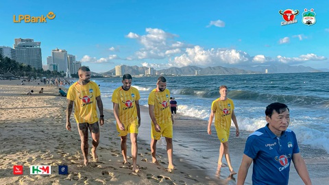 CLB Hoàng Anh Gia Lai bổ sung tiền đạo Brazil- Ảnh 2. Trung vệ Gabriel Dias (áo vàng bìa phải) đi bộ rèn thể lực ở Nha Trang - Ảnh: HAGL FC