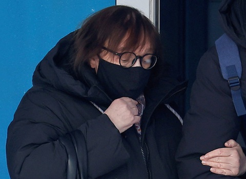Mẹ của cố nhân vật đối lập Nga Alexei Navalny, bà Lyudmila Navalnaya, đi ra khỏi văn phòng của cơ quan điều tra tại thành phố Salekhard - Ảnh: REUTERS Mẹ của cố nhân vật đối lập Nga Alexei Navalny, bà Lyudmila Navalnaya, đi ra khỏi văn phòng của cơ quan điều tra tại thành phố Salekhard - Ảnh: REUTERS