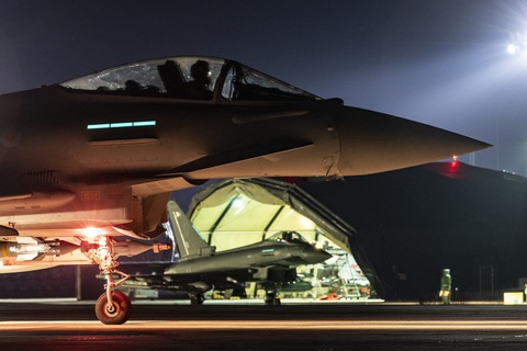 RAF Typhoon FGR4 và RAF Voyager của Không quân Anh cất cánh từ Cryprus để tấn công các mục tiêu quân sự ở Yemen, ngày 24-2 - Ảnh: AFP Chiến đấu cơ RAF Typhoon FGR4 và RAF Voyager của không quân Anh cất cánh từ Cyprus để tấn công các mục tiêu quân sự ở Yemen, ngày 24-2 - Ảnh: AFP
