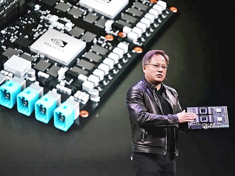 Giải mã hiện tượng Nvidia: 8 tháng có 1.000 tỉ USD nhờ chip AI- Ảnh 3. CEO Nvidia Jensen Huang - Ảnh: AFP