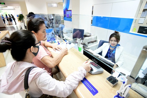 Lãi tiết kiệm giảm sâu: Đầu tư Khách hàng giao dịch tại phòng giao dịch của Ngân hàng Á Châu (ACB) tại quận 1, TP.HCM - Ảnh: QUANG ĐỊNH
