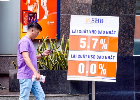 Lãi tiết kiệm giảm sâu: Nỗi khổ của bên cầm tiền- Ảnh 1. Lãi suất tại một ngân hàng ở TP.HCM - Ảnh: QUANG ĐỊNH