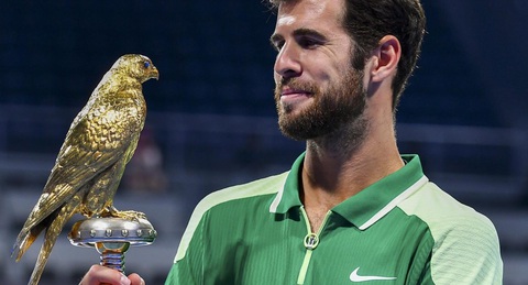 Tin tức thể thao sáng 25-2: Man City áp sát Liverpool; Tay vợt Nga vô địch Qatar Open- Ảnh 2. Khachanov đoạt chức vô địch Qatar Open 2024 - Ảnh: REUTERS
