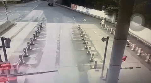 Tài xế lao xe làm cảnh sát bị chấn động não- Ảnh 1. Camera ghi lại lúc tài xế lao xe vào chiến sĩ cảnh sát cơ động - Ảnh: Công an cung cấp
