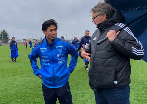 HLV Philippe Troussier đến Nhật Bản xem Công Phượng thi đấu và gặp riêng- Ảnh 1. HLV Troussier trao đổi riêng với Công Phượng - Ảnh: VFF