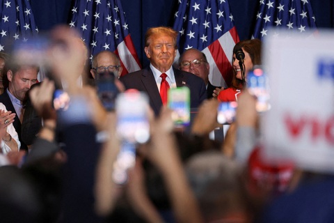 Đánh bại bà Nikki Haley, ông Trump nối dài chuỗi chiến thắng- Ảnh 1. Cựu tổng thống Donald Trump trong sự kiện tuyên bố chiến thắng tại South Carolina ngày 24-2 (giờ Mỹ) - Ảnh: REUTERS