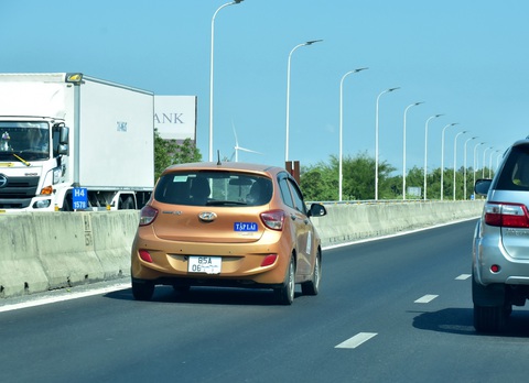 Kỹ năng lái xe trên đường cao tốc: Học - rèn kỹ, còn phải Xe tập lái chạy trên quốc lộ 1, đoạn qua huyện Cà Ná (Ninh Thuận) - Ảnh: T.T.D.