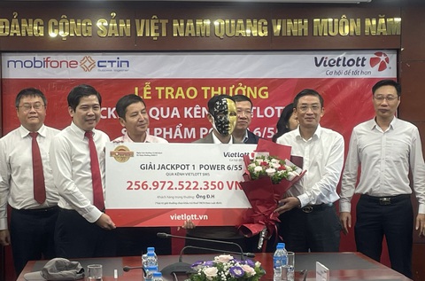 Một khách hàng mua Vietlott ở TP.HCM trúng hơn 13 tỉ đồng- Ảnh 1. Doanh thu bán vé số Vietlott ở TP.HCM cao nhất so với các địa phương khác (ảnh minh họa khách hàng trúng Jackpot gần 257 tỉ đồng) - Ảnh: L.THANH