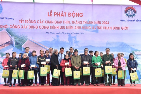 Khởi công công trình lưu niệm anh hùng Phan Đình Giót- Ảnh 3. Lãnh đạo bộ ngành cùng lãnh đạo tỉnh Hà Tĩnh trao quà cho người có công, gia đình chính sách - Ảnh: H.A.