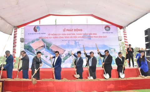 Khởi công công trình lưu niệm anh hùng Phan Đình Giót- Ảnh 1. Nghi thức lễ khởi công xây dựng công trình lưu niệm anh hùng Phan Đình Giót - Ảnh: H.A.