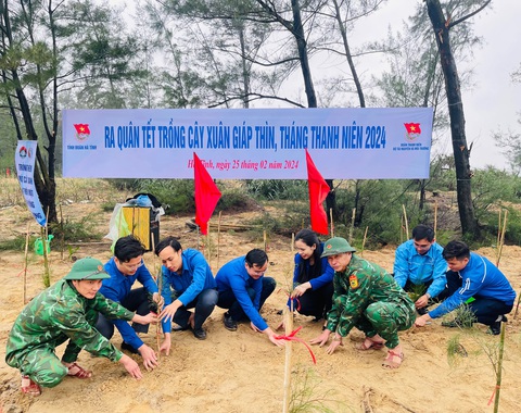 Khởi công công trình lưu niệm anh hùng Phan Đình Giót- Ảnh 2. Cán bộ đoàn viên và lực lượng vũ trang tham gia trồng cây xanh - Ảnh: H.A.