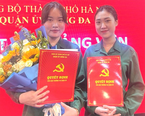 Bông hồng thép chọn màu áo bộ đội- Ảnh 1. Hoàng Ngọc Anh và Lê Linh Chi (từ trái qua) trong ngày vào Đảng trước khi tình nguyện lên đường nhập ngũ - Ảnh: H.T.