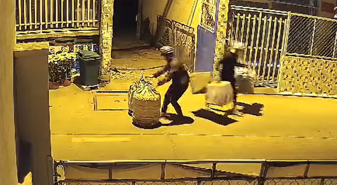 3 thanh niên trộm 7 lồng chim ở Hóc Môn trong 10 phút- Ảnh 2. Hai trong số ba nam thanh niên trộm cắp 7 chiếc lồng chứa chim cảnh của ông Đ.M.H. - Ảnh cắt từ clip do người dân cung cấp