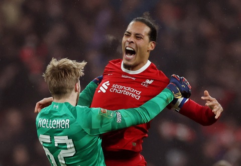 Liverpool vô địch Cúp Liên đoàn Anh- Ảnh 3. Virgil Van Dijk ghi bàn thắng duy nhất giúp Liverpool đánh bại Chelsea - Ảnh: REUTERS