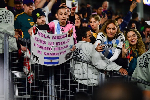 Người hâm mộ bán xe mua vé xem Messi thi đấu- Ảnh 1. CĐV Mỹ đến sân xem Messi thi đấu - Ảnh: REUTERS