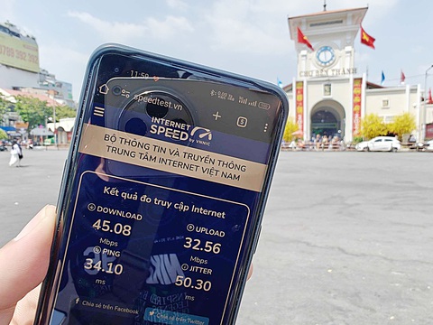5G đã sẵn sàng, chỉ chờ tần số- Ảnh 1. Đã có thể dễ dàng bắt sóng 5G ở nhiều nơi dù tốc độ chưa được cao do trong thời gian thí điểm cũng như tùy vị trí, lượng người đang sử dụng - Ảnh: Đ.THIỆN