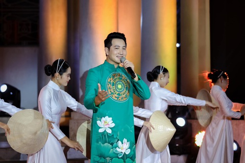 Nguyễn Phi Hùng tìm hiểu kỹ ca khúc trước khi hát - Ảnh: Facebook nhân vật Nguyễn Phi Hùng tìm hiểu kỹ ca khúc trước khi hát - Ảnh: Facebook nhân vật