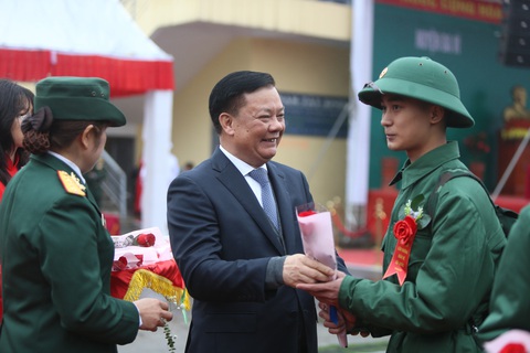 Đội mưa tiễn tân binh lên đường nhập ngũ- Ảnh 2. Bí thư Thành ủy Hà Nội Đinh Tiến Dũng tặng hoa các tân binh tại huyện Ba Vì - Ảnh: QUANG VIỄN