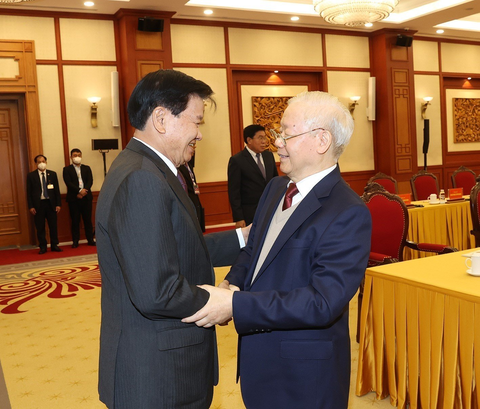 Tổng bí thư: Quan hệ Việt Nam - Lào luôn giữ vai trò quan trọng đặc biệt- Ảnh 1. Tổng bí thư Nguyễn Phú Trọng đón Tổng bí thư, Chủ tịch nước Lào Thongloun Sisoulith - Ảnh: TTXVN