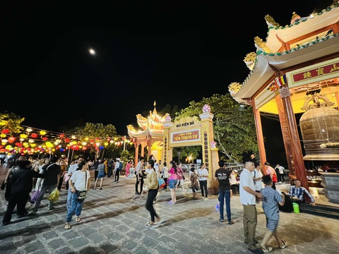 Người dân về núi Bà Đen chơi xuân Rằm tháng Giêng- Ảnh 7. 10h tối, khu vực chùa Bà trong ánh sáng huyền ảo vẫn tấp nập đón hàng ngàn người dân hành hương và làm lễ tại Linh Sơn Tiên Thạch Tự có tuổi đời 300 năm và điện Bà gắn liền với huyền thoại Linh Sơn Thánh Mẫu - nữ thần chủ của ngọn núi thiêng bậc nhất tại Việt Nam.