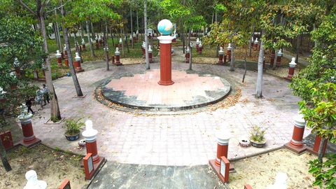 Vườn tượng danh nhân y học tại làng phong Quy Hoà - Ảnh: LÂM THIÊN Vườn tượng danh nhân y học tại làng Quy Hòa