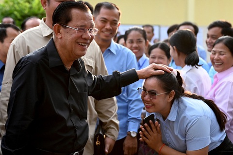 Cựu Thủ tướng Hun Sen đi bỏ phiếu ở thành phố Takhmao, tỉnh Kandal, ngày 25-2 - Ảnh: AFP Cựu thủ tướng Hun Sen đi bỏ phiếu ở thành phố Takhmao, tỉnh Kandal, ngày 25-2 - Ảnh: AFP