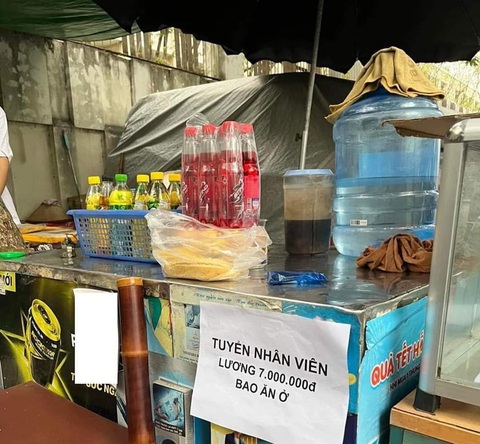 Ảnh vui 26-2: Sạp tạp hóa tuyển nhân viên, lương 7 triệu, bao ăn ở- Ảnh 1. Sạp tạp hóa