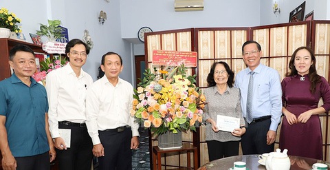 Chủ tịch Phan Văn Mãi thăm, chúc mừng thầy thuốc tiêu biểu- Ảnh 1. Chủ tịch UBND TP.HCM Phan Văn Mãi đã đến thăm hỏi GS.BS Nguyễn Thị Ngọc Phượng - Anh hùng lao động, Thầy thuốc nhân dân, nguyên Phó chủ tịch Quốc hội khóa VIII, nguyên giám đốc Bệnh viện Từ Dũ - Ảnh: THÀNH ỦY TP.HCM