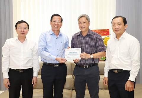 Chủ tịch Phan Văn Mãi thăm, chúc mừng thầy thuốc tiêu biểu- Ảnh 2. Chủ tịch UBND TP.HCM Phan Văn Mãi đến thăm PGS.TS.BS Nguyễn Trường Sơn - Thầy thuốc nhân dân, nguyên thứ trưởng Bộ Y tế - Ảnh: THÀNH ỦY TP.HCM