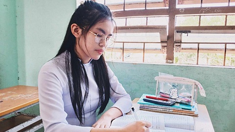 Ôn thi đánh giá năng lực từ... lớp 10- Ảnh 1. Gia Hân hạ quyết tâm xuất phát sớm với kỳ thi đánh giá năng lực - Ảnh: NVCC