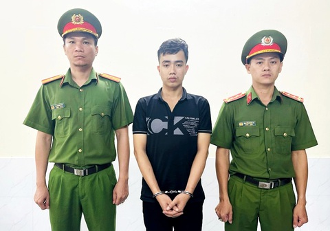 Phá nhanh các vụ giết người phân xác, cướp giật, hiếp dâm... nhờ camera an ninh- Ảnh 2. Nguyễn Đăng Khoa lúc bị công an bắt - Ảnh: Công an cung cấp