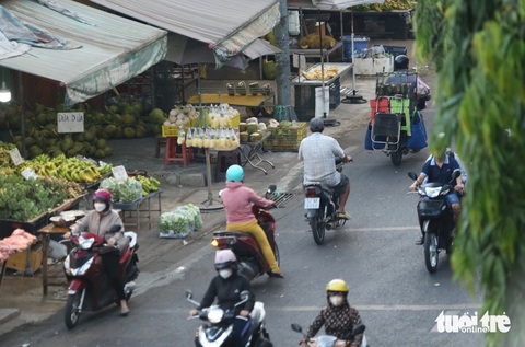 Bày bán rau, củ, quả... dưới lòng đường, đi ngược chiều trước chợ đầu mối Thủ Đức- Ảnh 6. Những người đi chợ cũng chọn cách đi ngược chiều để không phải vòng xa
