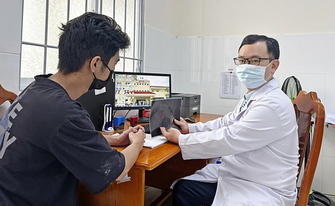 Bác sĩ trẻ, hãy cứ đi và cống hiến- Ảnh 3. Bác sĩ Nguyễn Cao Hiệp Anh là bác sĩ đầu tiên đầu quân cho Trung tâm Y tế huyện Cần Giờ - Ảnh: MINH QUÂN