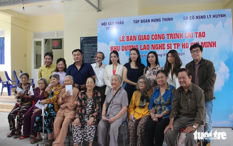 Các nghệ sĩ và nhà hảo tâm tặng quà cho nghệ sĩ Viện dưỡng lão nghệ sĩ trong ngày bàn giao công trình tu sửa viện năm 2021 - Ảnh: LINH ĐOAN Các nghệ sĩ và nhà hảo tâm tặng quà cho nghệ sĩ Viện dưỡng lão nghệ sĩ trong ngày bàn giao công trình tu sửa viện năm 2021 - Ảnh: LINH ĐOAN