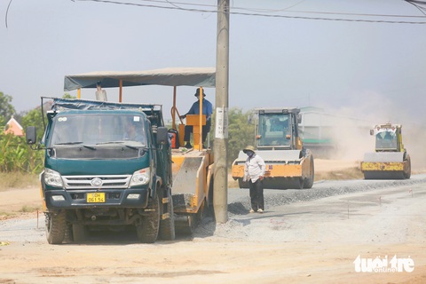 Cao tốc Bến Lức - Long Thành bứt tốc, đoạn TP.HCM - Long An thông xe trong 2024- Ảnh 3. Máy móc rộn ràng, công trường bụi mù báo hiệu sự hồi sinh của dự án này. Ảnh chụp tại nút giao cao tốc Bến Lức - Long Thành và quốc lộ 1 sáng 25-2 - Ảnh: LÊ PHAN