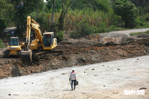 Cao tốc Bến Lức - Long Thành bứt tốc, đoạn TP.HCM - Long An thông xe trong 2024- Ảnh 5. Ngày 3-7-2023, Thủ tướng Chính phủ đã ban hành quyết định điều chỉnh chủ trương đầu tư dự án đường cao tốc Bến Lức - Long Thành. Theo đó, dự án được gia hạn hoàn thành đến 30-9-2025, điều chỉnh tổng mức đầu tư còn 30.073 tỉ đồng (giảm 1.247 tỉ đồng), cơ cấu lại các nguồn vốn của dự án… Quyết định của Thủ tướng là cơ sở quan trọng để tháo gỡ vướng mắc, tiếp tục thi công dự án - Ảnh: ĐỨC PHÚ