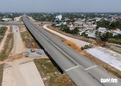 Cao tốc Bến Lức - Long Thành bứt tốc, đoạn TP.HCM - Long An thông xe trong 2024- Ảnh 7. Cao tốc Bến Lức - Long Thành có 4 làn xe chạy, 2 làn khẩn cấp, được thiết kế theo tiêu chuẩn cao tốc loại A, vận tốc tối đa 120km/h - Ảnh: ĐỨC PHÚ