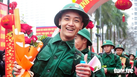 Đội mưa tiễn tân binh lên đường nhập ngũ- Ảnh 1. Các tân binh tại quận Ba Đình chính thức lên đường nhập ngũ