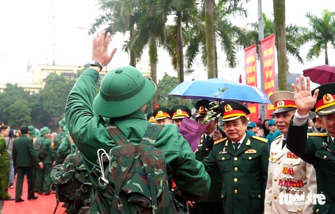 Các cựu chiến binh quận Ba Đình tiễn và động viên các tân binh - Ảnh: NGUYỄN HIỀN Các cựu chiến binh quận Ba Đình tiễn và động viên các tân binh