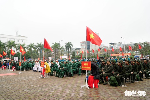 74 tân binh tại quận Ba Đình chuẩn bị lên đường nhập ngũ - Ảnh: NGUYỄN HIỀN 74 tân binh tại quận Ba Đình chuẩn bị lên đường nhập ngũ