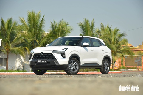 Chi tiết Mitsubishi Xforce tiêu chuẩn giá 620 triệu đồng: Vẫn đủ dùng, cạnh tranh Seltos, Creta- Ảnh 1. Mitsubishi Xforce GLX có giá niêm yết 620 triệu đồng, cạnh tranh trực tiếp với Hyundai Creta tiêu chuẩn (640 triệu đồng) và Kia Seltos 1.4L Turbo Deluxe (609 triệu đồng). Với giá này, xe rẻ hơn Toyota Yaris Cross xăng (650 triệu đồng) và Honda HR-V G (699 triệu đồng)