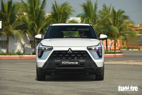 Chi tiết Mitsubishi Xforce tiêu chuẩn giá 620 triệu đồng: Vẫn đủ dùng, cạnh tranh Seltos, Creta- Ảnh 2. Nhìn bên ngoài, Mitsubishi Xforce GLX trông gần giống các phiên bản cao cấp với đèn pha và đèn hậu LED toàn phần. Nhưng xe không có đèn sương mù. Đó là bởi Xforce GLX sẽ tập trung vào thị trường đô thị, nơi đèn sương mù ít khi được dùng đến, đặc biệt là khu vực phía Nam
