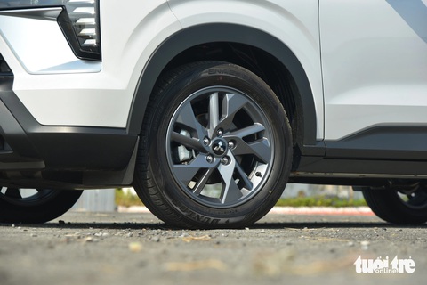 Chi tiết Mitsubishi Xforce tiêu chuẩn giá 620 triệu đồng: Vẫn đủ dùng, cạnh tranh Seltos, Creta- Ảnh 3. Một chi tiết khác nữa là mâm xe 17 inch trong khi phiên bản cao cấp hơn dùng mâm 18 inch. Dù vậy, khác biệt không quá lớn nên không dễ nhận ra. Mâm nhỏ hơn đồng nghĩa khoảng sáng gầm của GLX thấp hơn một chút, ở mức 219mm, cao hơn Kia Seltos (190mm) và Hyundai Creta (200mm)