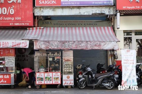 Hàng ngàn m² nhà đất công ở TP.HCM bỏ không do thiếu cơ chế cho thuê- Ảnh 8. Phần vỉa hè trước nhà 595 đường Nguyễn Trãi (phường 7, quận 5) bị chiếm dụng làm nơi buôn bán, đậu xe. Căn nhà này có diện tích đất 97 m² - Ảnh: PHƯƠNG NHI