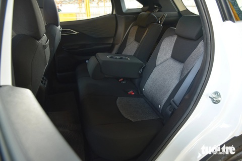 Chi tiết Mitsubishi Xforce tiêu chuẩn giá 620 triệu đồng: Vẫn đủ dùng, cạnh tranh Seltos, Creta- Ảnh 16. Vì là bản tiêu chuẩn, cabin Mitsubishi Xforce GLX không tránh khỏi bị lược một vài trang bị, tính năng. Chẳng hạn, ghế ngồi chỉ bọc nỉ, không có hệ thống loa Yamaha, sạc không dây hay đèn trang trí nội thất. Hàng ghế sau vẫn có cửa gió điều hòa và cổng sạc riêng. Công nghệ an toàn trên bản GLX bao gồm ABS, EBD, BA, camera lùi và hệ thống 4 túi khí.