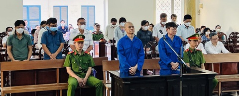 Trả hồ sơ vụ lừa đảo ngân hàng gần 602 tỉ đồng ở An Giang- Ảnh 1. Các bị cáo lập chứng từ khống để lừa đảo, chiếm đoạt ngân hàng gần 602 tỉ đồng - Ảnh: CHÍ HẠNH